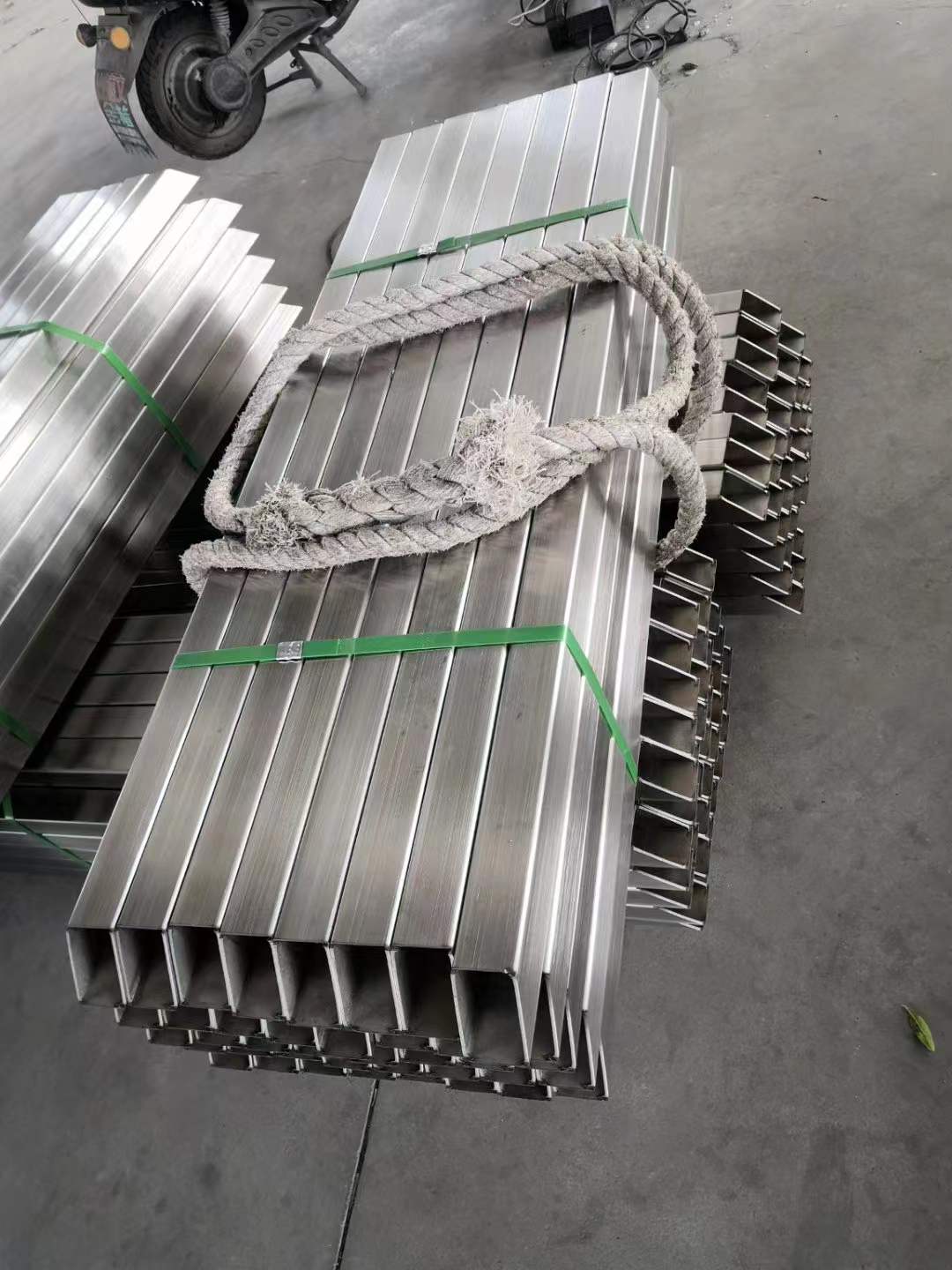 OEM/ODM Manufacturer Stainless Steel Decorative Pipe - SS202 square pipe price – Huaxin detail pictures
